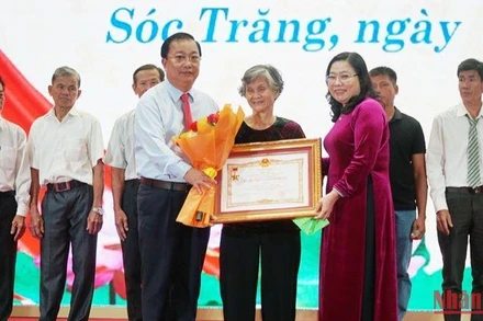 Trao Danh hiệu vinh dự Nhà nước “Bà Mẹ Việt Nam anh hùng” cho các gia đình chính sách tỉnh Sóc Trăng.