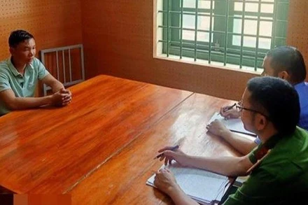 Kiểm sát viên lấy lời khai đối tượng Mềnh (Ảnh: VKSND Hoàng Su Phì).