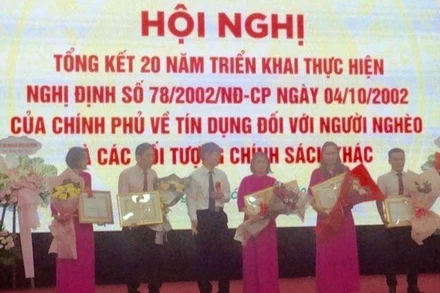 Khen thưởng các tập thể, các nhân đạt nhiều thành tích xuất sắc trong hoạt động tín dụng.