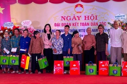 Bộ trưởng Y tế Đào Hồng Lan tặng quà người có hoàn cảnh khó khăn ở thôn Kỳ Côi, xã Tam Kỳ, huyện Kim Thành.