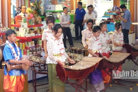 Các em Trường trung học phổ thông Dân tộc nội trú tỉnh Bình Phước biểu diễn nhạc cụ dân tộc.