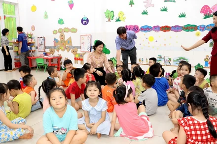 Niềm vui của các cháu mầm non và giáo viên khi lớp học được lắp máy lạnh, tấm chắn bụi. 