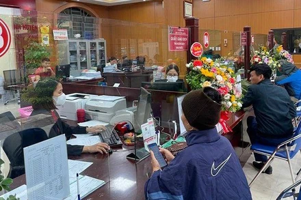 Giao dịch khách hàng tại Agribank chi nhánh huyện Ứng Hòa.