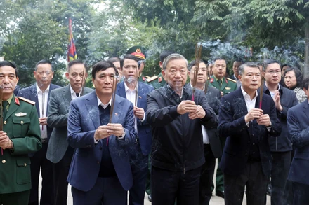Tổng Bí thư Tô Lâm dâng hương tưởng niệm các Vua Hùng 