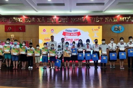 Các em học sinh được nhận học bổng "Cùng em vượt khó đến trường".