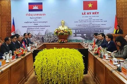 Quang cảnh buổi Lễ Ký kết Bản ghi nhớ hợp tác giữa tỉnh Kon Tum và Stung Treng (Campuchia). 