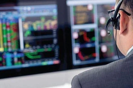 Đuối sức cuối phiên, VN-Index giảm gần 3 điểm 