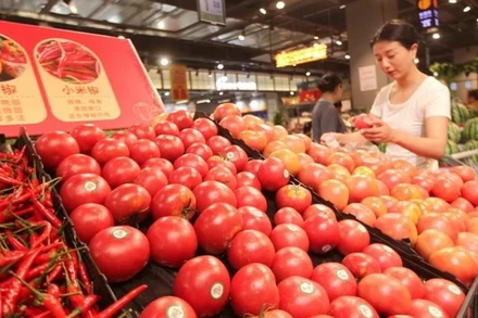 Người dân mua hàng trong siêu thị ở thành phố Lâm Nghi, tỉnh Sơn Đông, Trung Quốc. (Nguồn: THX/TTXVN)