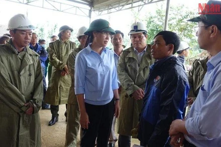 Bí thư Tỉnh ủy Quảng Ngãi Bùi Thị Quỳnh Vân kiểm tra công tác di dời dân vùng có nguy cơ sạt lở núi huyện Trà Bồng.