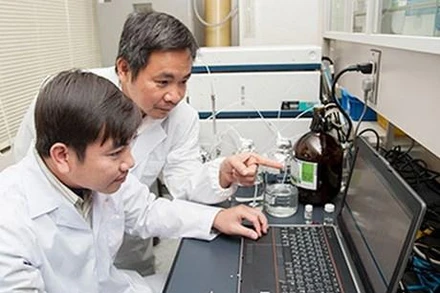 Giáo sư, Tiến sĩ Trần Đăng Xuân (bên phải) và nghiên cứu viên tại Phòng thí nghiệm sinh lý, thực vật và hóa sinh. (Nguồn: Đại học Hiroshima)