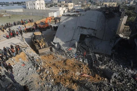 Cảnh đổ nát sau một cuộc không kích của Israel xuống thành phố Rafah, Dải Gaza, ngày 16/2/2024. Ảnh: THX/TTXVN