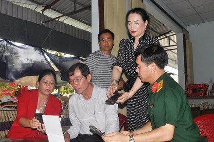 Lãnh đạo Viettel Tiền Giang sử dụng điện thoại để thanh toán tiền khi mua hàng hóa. 