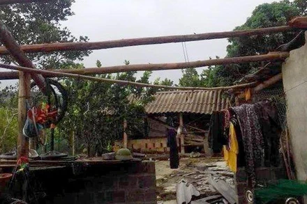 Mưa dông khiến nhà dân tại thôn Lập Thành, xã Đức Ninh, huyện Hàm Yên bị tốc mái hoàn toàn. 