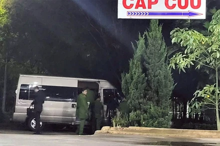 Lực lượng chức năng đến Bệnh viện 2 Lâm Đồng tối 17/2.