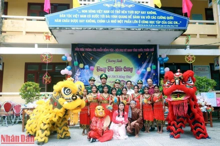 Mang Tết Trung thu đến với trẻ em nghèo nơi biên giới