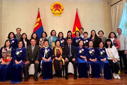 Các đại biểu chụp ảnh lưu niệm. (Ảnh: Đại sứ quán Việt Nam tại Mông Cổ)