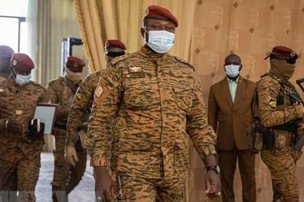 Trung tá Paul-Henri Sandaogo Damiba (giữa, phía trước), lúc đương nhiệm lãnh đạo chính quyền quân sự Burkina Faso, tới dự phiên họp nội các đầu tiên ở Ouagadougou, ngày 7/3/2022. (Ảnh: AFP/TTXVN) 