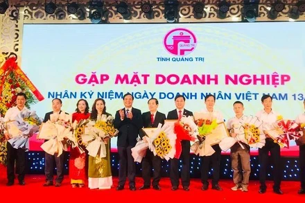 Lãnh đạo tỉnh Quảng Trị tặng bằng khen cho các doanh nghiệp tiêu biểu.