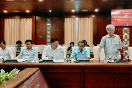 Đại biểu tham luận tại tọa đàm.