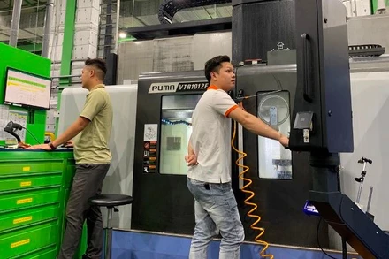 Sản xuất thiết bị công nghệ cao tại Khu công nghệ cao Hòa Lạc.