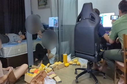 Lực lượng chức năng TP Đà Nẵng tiến hành kiểm tra đột xuất nơi tạm trú của nhóm đối tượng. (Ảnh Công an cung cấp)