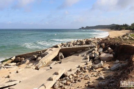 Kè chống sạt lở bờ biển tổ dân phố Thạnh Đức 1, phường Phổ Thạnh, thị xã Đức Phổ bị sập đổ, sụp lún nghiêm trọng. 