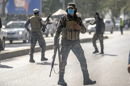 Lực lượng Taliban đứng gác tại hiện trường vụ nổ ở Kabul, Afghanistan. (Nguồn: AP)