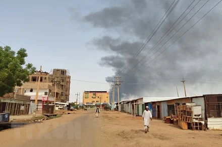 Khói bốc lên do giao tranh tại Khartoum, Sudan ngày 12/6/2023. (Ảnh: AFP/TTXVN)