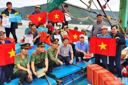 Ban Quản lý Cảng cá tỉnh Bình Định, Sở Nông nghiệp và Phát triển Nông thôn phối hợp Phòng Cảnh sát kinh tế (PC03), Công an Bình Định tặng quà Tết cho 20 ngư dân của Thị xã Hoài Nhơn, tỉnh Bình Định.