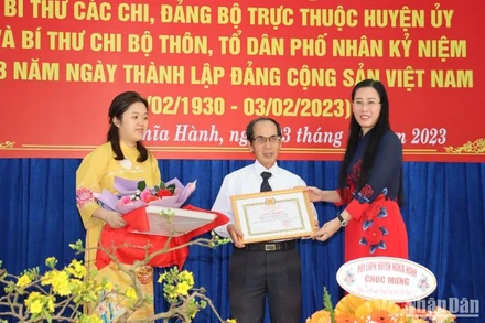 Bí thư Tỉnh ủy Quảng Ngãi Bùi Thị Quỳnh Vân trao Giấy khen của Huyện ủy Nghĩa Hành cho Chi bộ tổ dân phố Phú Bình Đông thuộc Đảng bộ thị trấn Chợ Chùa đã hoàn thành xuất sắc nhiệm vụ tiêu biểu 5 năm liền.