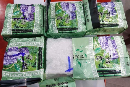 5kg ma túy đá được các đối tượng ngụy trang thành những gói trà hòng qua mặt các lực lượng chức năng.