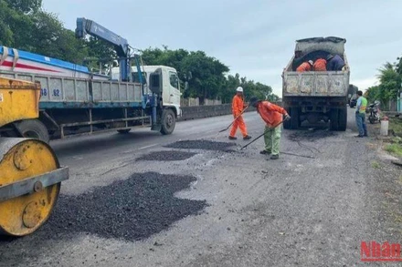 Các đơn vị thi công đang khẩn trương khắc phục, sửa chữa hư hỏng mặt đường, bảo đảm an toàn giao thông trên tuyến quốc lộ 1 đoạn qua Phú Yên.