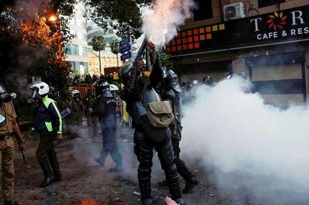 Người biểu tình bao vây tư dinh, Tổng thống Sri Lanka được hộ tống đến nơi an toàn