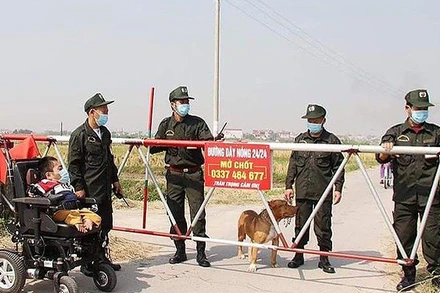 Anh Thân Ngọc Mạnh cùng các thành viên “Tiếng kẻng an ninh thôn Đức Liễn” tuần tra, bảo vệ an ninh trật tự trên địa bàn thôn.