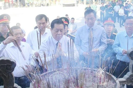 Bí thư Trung ương Đảng, Trưởng Ban Tuyên giáo Trung ương Nguyễn Trọng Nghĩa và lãnh đạo tỉnh dâng hương tại Nghĩa trang liệt sĩ quốc gia Trường Sơn.