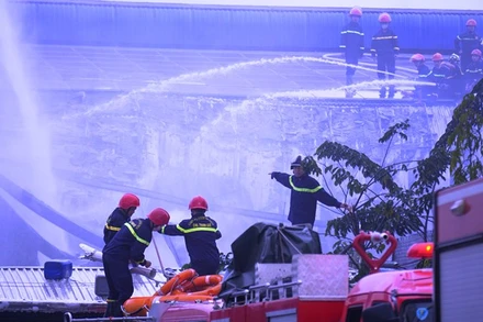 Lực lượng cứu hỏa đang nỗ lực dập tắt đám cháy.