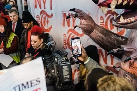 Các nhân viên báo The New York Times tham gia đình công. (Nguồn: The New York Times)