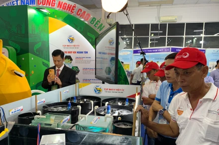 Người dân tìm hiểu quy trình nuôi tôm tiên tiến tại hội chợ.