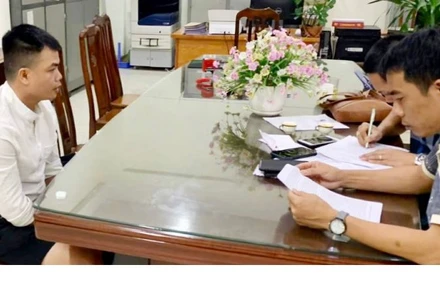 Lực lượng công an đã di lý Lê Văn Huy (trái) về Quảng Trị để tiếp tục điều tra.