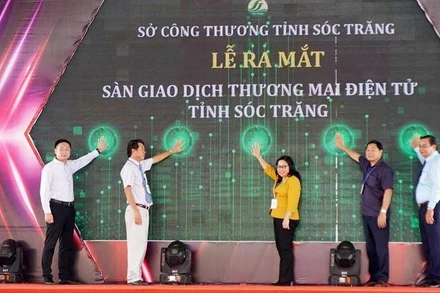 Lãnh đạo tỉnh Sóc Trăng và Bộ Công thương thực hiện kích hoạt sàn thương mại điện tử.