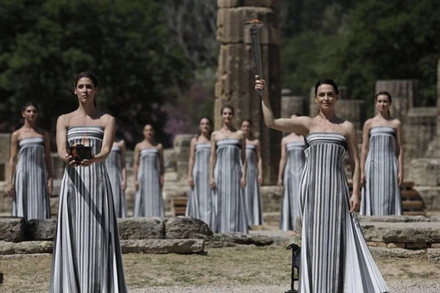 Nữ diễn viên Mary Mina đã sử dụng gương parabol và tia nắng Mặt Trời để đốt cháy ngọn đuốc trong buổi tổng duyệt. (Nguồn: MSN)