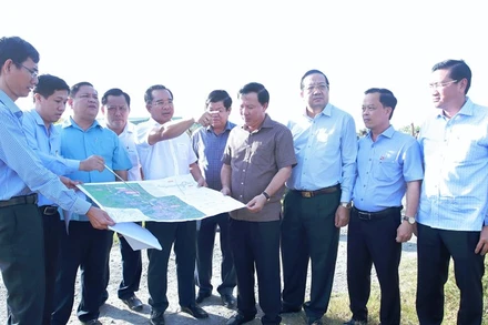 Bí thư Tỉnh ủy Long An Nguyễn Văn Được (người chỉ tay) cùng đoàn công tác khảo sát thực địa dự án đường Vành đai 3 - Thành phố Hồ Chí Minh đi qua địa phận tỉnh Long An. 