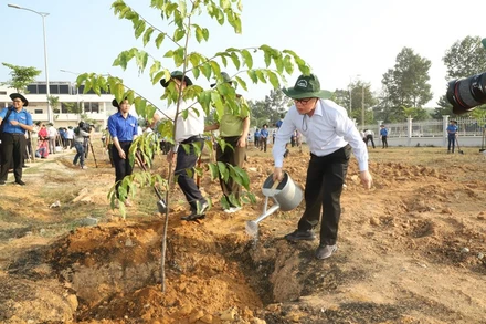 Lãnh đạo tỉnh Bình Dương trồng cây tại lễ phát động.