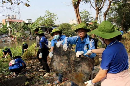 Các đoàn viên, thanh niên cùng dọn dẹp vệ sinh chung quanh tuyến kênh Lăng 2.