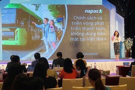 Phụ trách Phát triển kinh doanh Napas Phạm Hương Giang trình bày tại sự kiện.