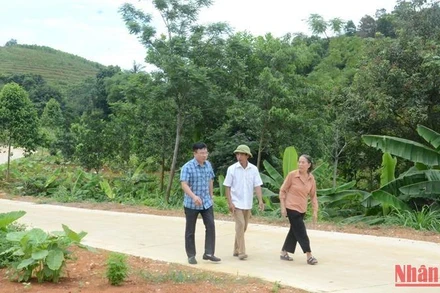 Hàng chục km đường bê-tông đã kết nối giao thông giữa các thôn xóm ở xã miền núi Khánh Thượng, huyện Ba Vì.