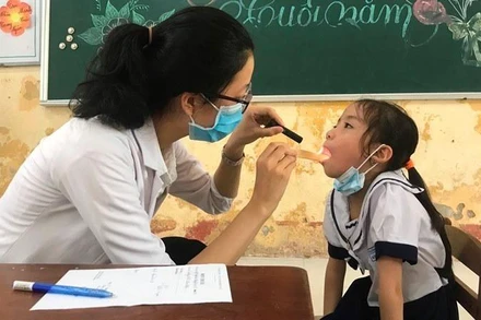 Khám bệnh cho các em thiếu nhi.