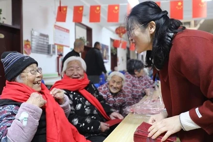 Ảnh minh họa: Người già được chăm sóc sức khỏe tại một viện dưỡng lão ở tỉnh Hà Bắc, Trung Quốc. (Ảnh: Nhân Dân Nhật báo)