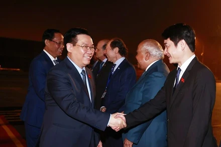 Các đại biểu tiễn Chủ tịch Quốc hội Vương Đình Huệ và các thành viên Đoàn đại biểu cấp cao Quốc hội Việt Nam tại Sân bay Quốc tế Nội Bài. (Ảnh: Doãn Tấn/TTXVN)