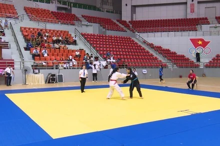 Các vận động viên jujitsu thi đấu tại nhà thi đấu tỉnh Hà Nam.